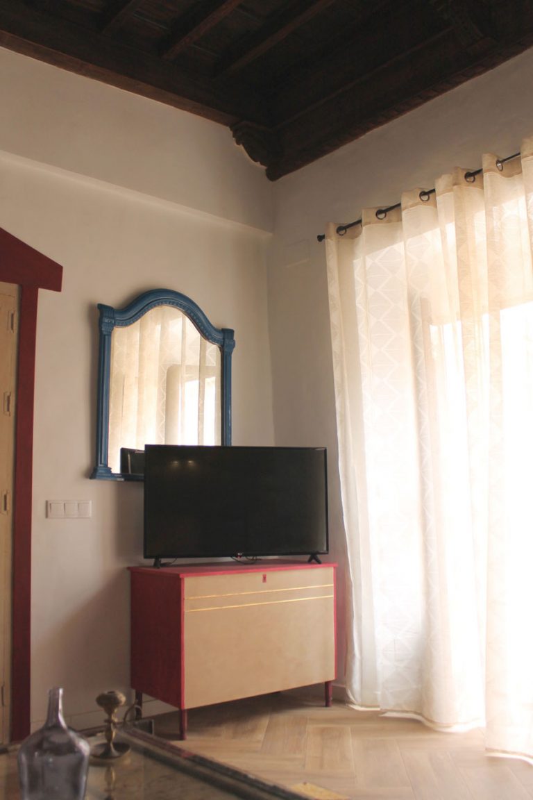 El apartamento turístico tiene TV y Aire Acondicionado